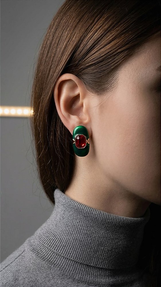 Brinco Oval Esmaltado Verde Pedra Vermelha Dourado
