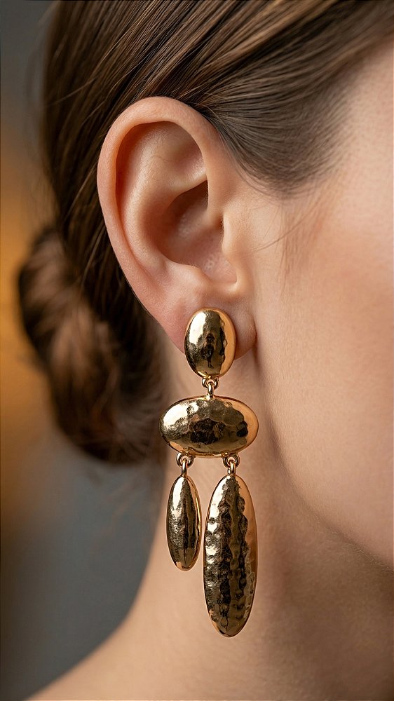 Brinco Pendurado Oval Martelado Dourado