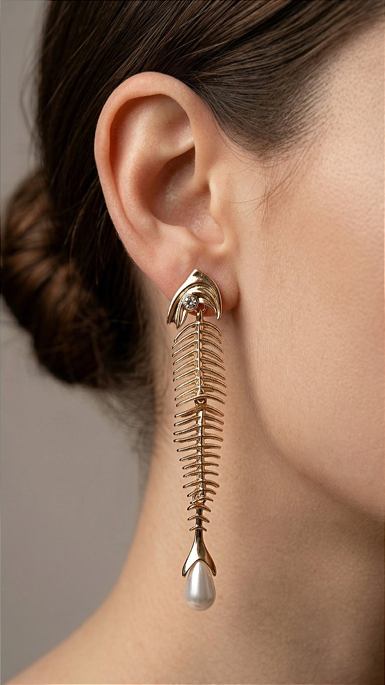 Brinco Sardinha Dourado Composê Pérola