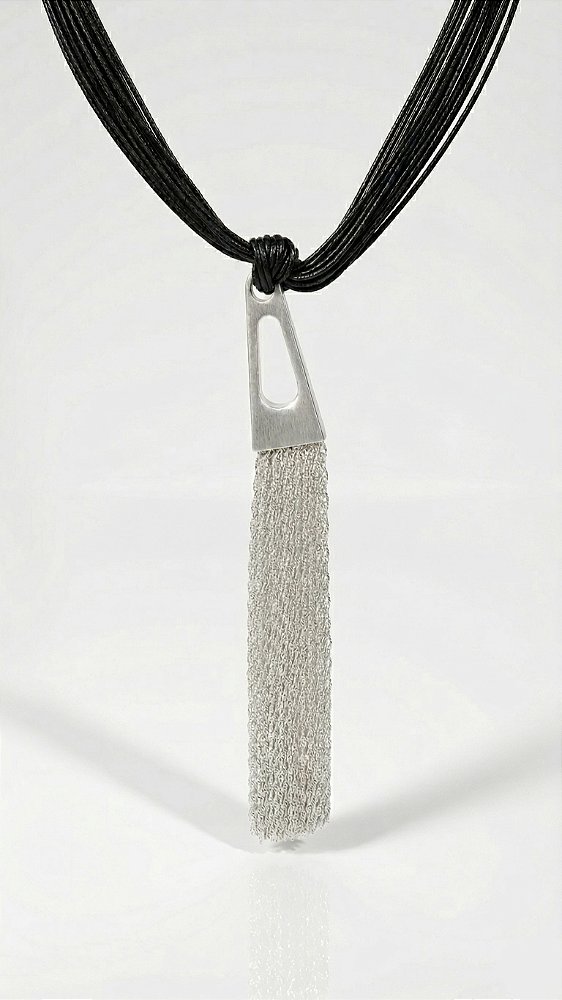 Colar Alongado Couro Sintético Preto Pingente Metal Franjas Escovado