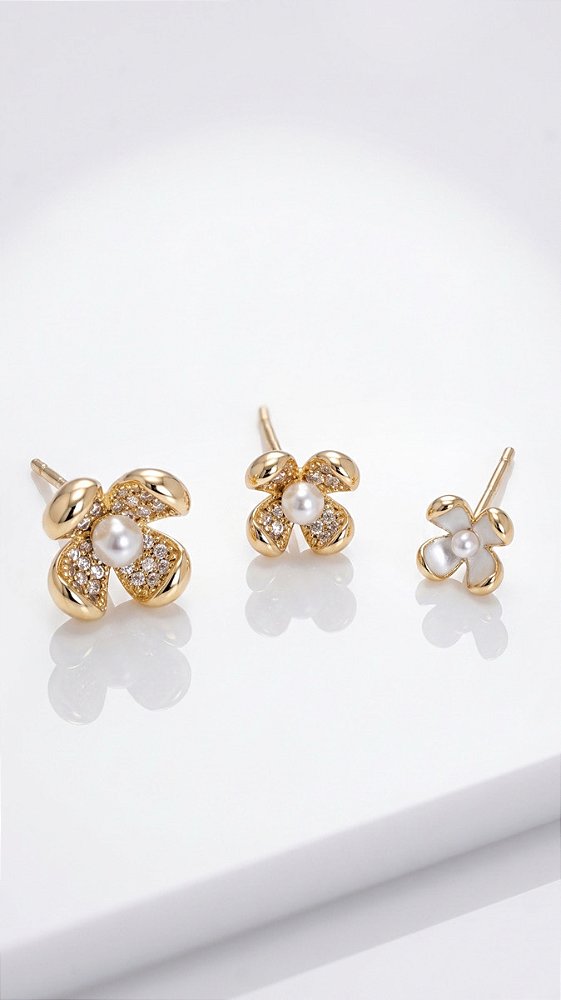 Brinco Trio Flores Zircônias Cravejadas Composê Pérola Ouro