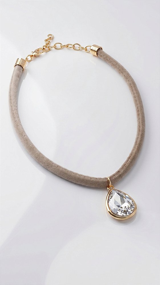Colar Veludo Bege Pingente Gota Cristal Dourado