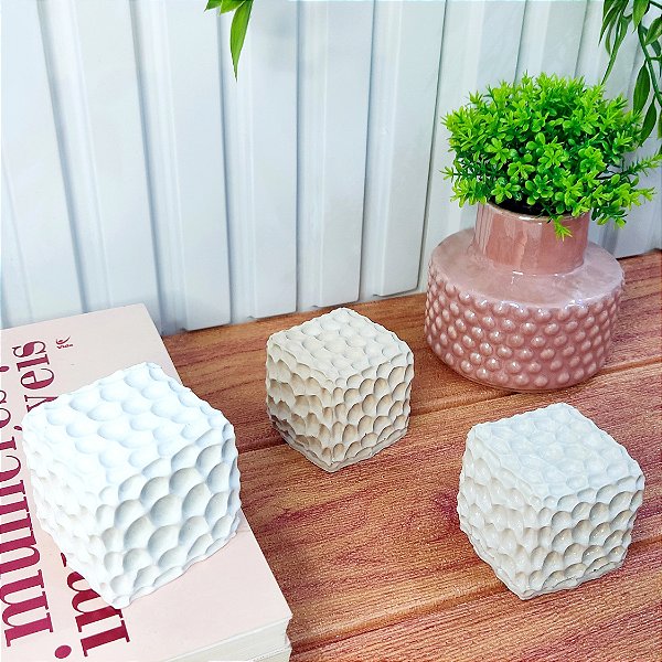 Escultura Cubo Coral Minimalista
