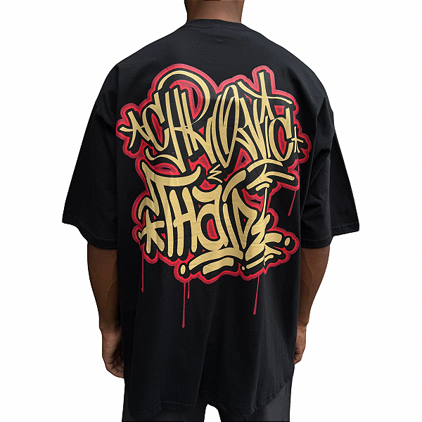 Camiseta Oversized Chronic x Thaíde Tag Collab Preto