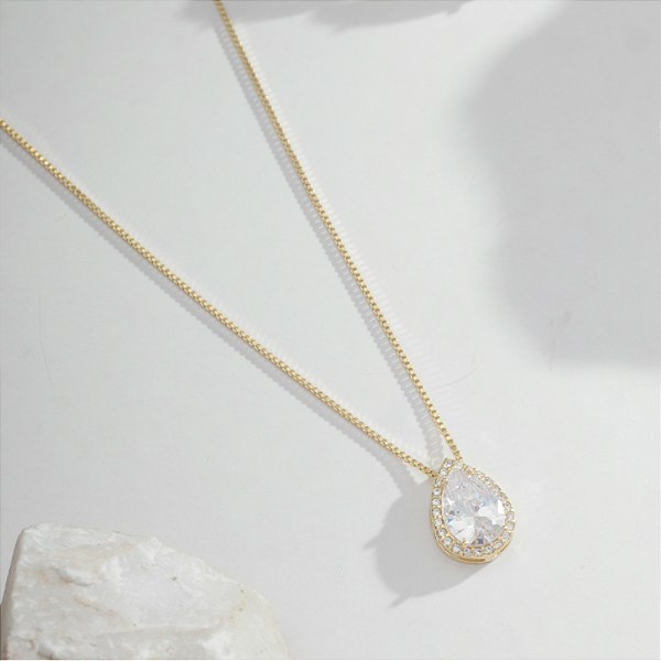 Colar banhado a Ouro com Pingente Gota e Pedras de Zircônia Cristal