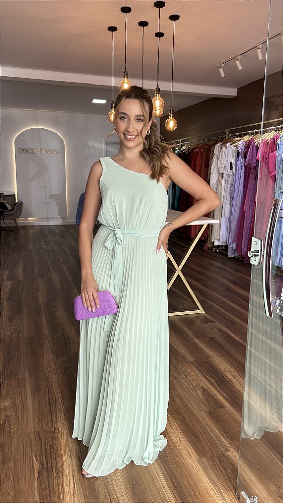 Vestido verde claro, saia plissada e ombro só