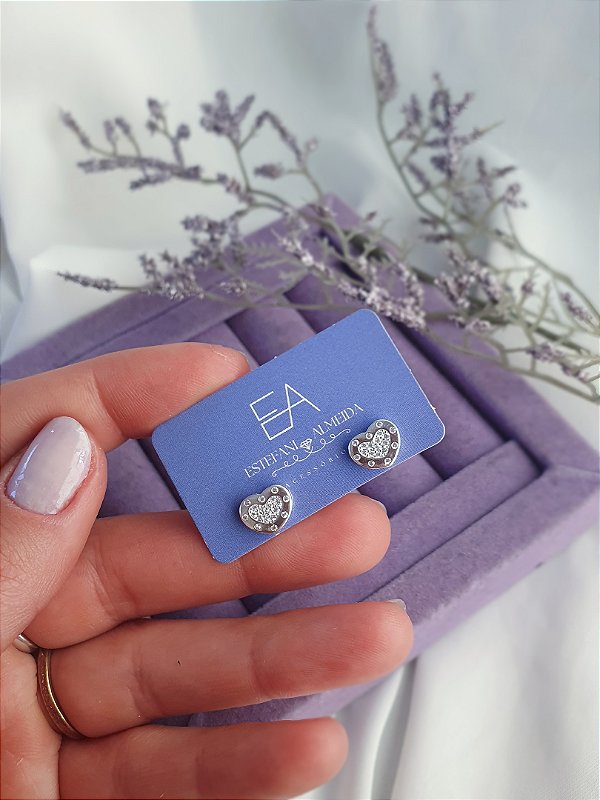 Brinco mini coração cravejado