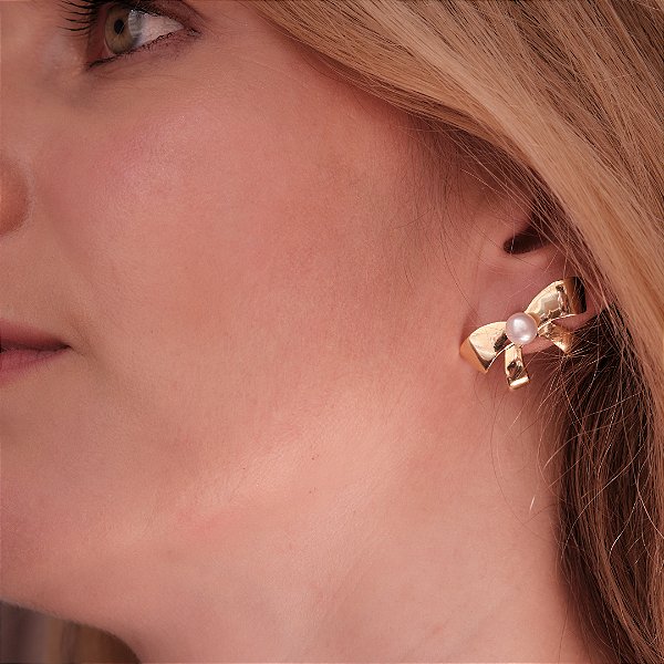 Brinco Laço Dourado com Pérola Shell
