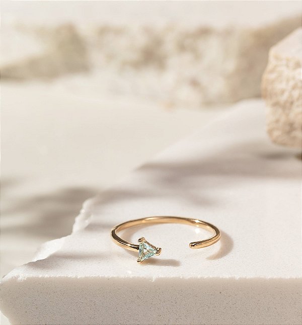 Anel Dourado Slim com Cristal Azul Triangular