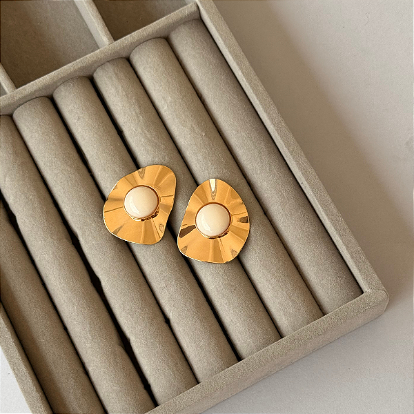 Brinco Escultural  Banho de Ouro 18K com Resina Nude ou Burgundy