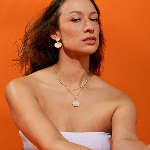 Colar Concha Texturizada com Resina Bege Champagne – Banho de Ouro 18k