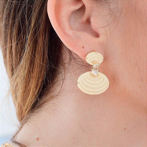 Brinco Concha Texturizada com Resina Bege Champagne – Banho de Ouro 18k