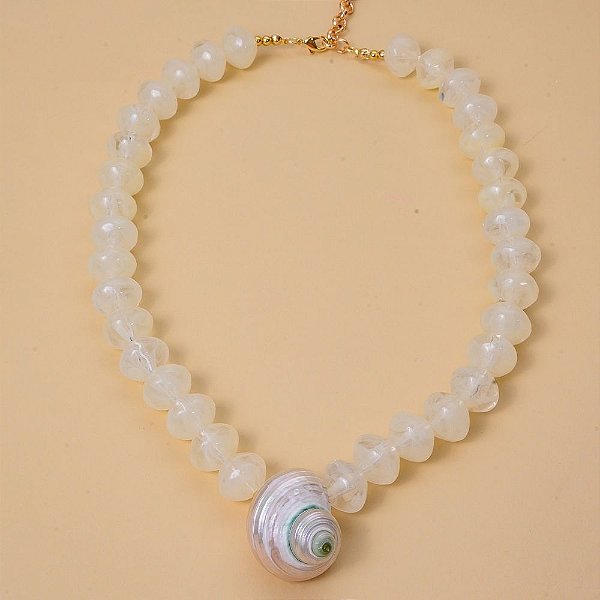 Colar Maximalista de Resina com Concha Natural – Banho de Ouro 18k