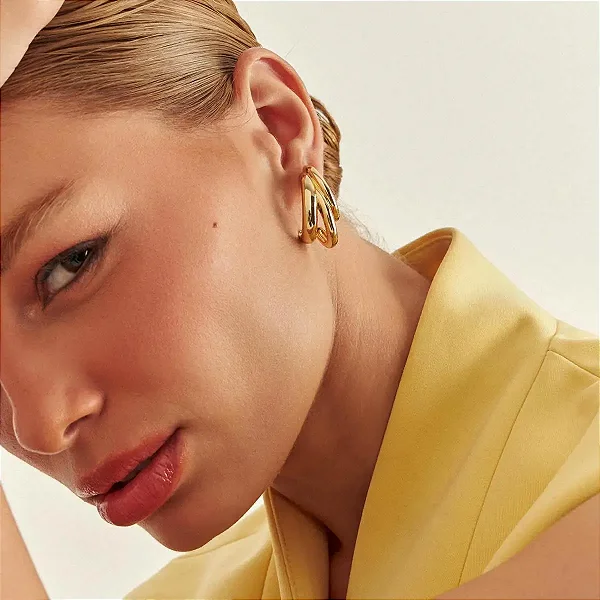 Argola Tripla Média Meia Argola Três Voltas Lisas – Banho de Ouro