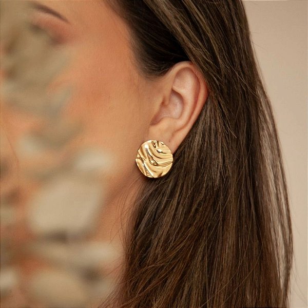 Brinco Botão Orgânico Martelado – Banho de Ouro