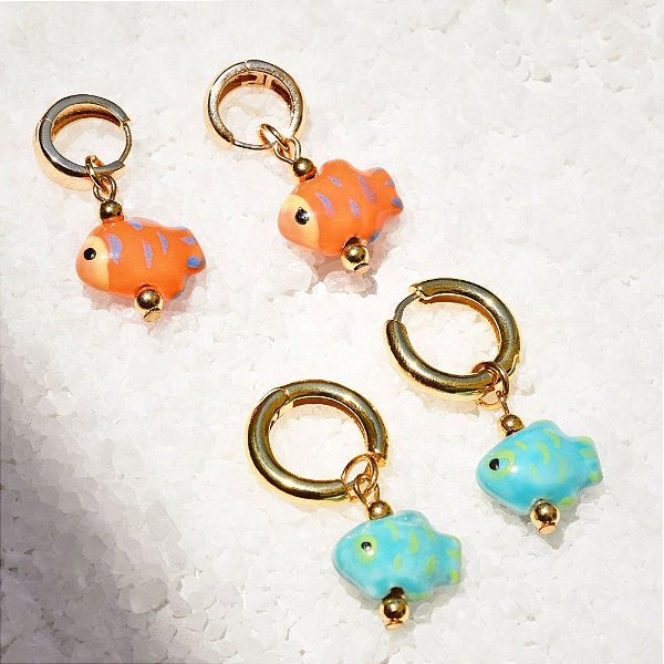 Argola P com Pingente de Peixinhos – Banho de Ouro 18k