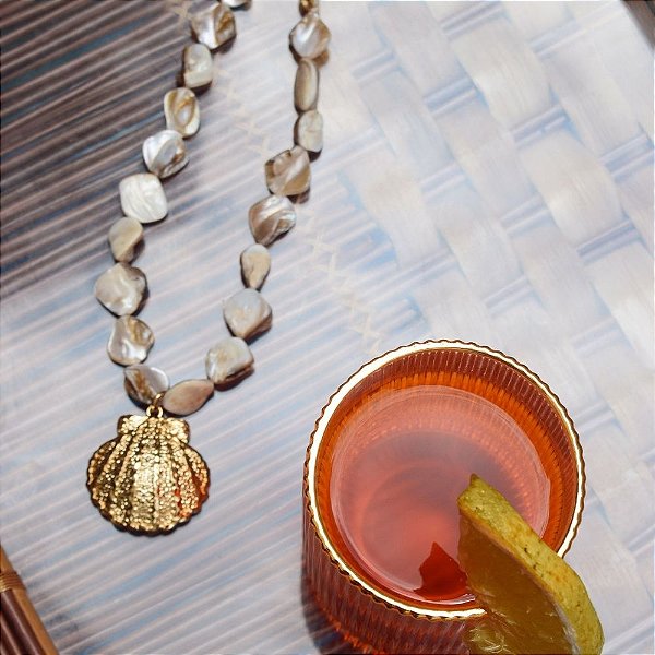 Colar Mare em Madrepérola e Pingente Concha em Banho de Ouro 18k