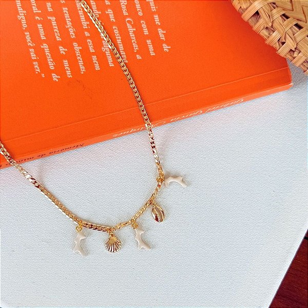 Colar Maresia com Pingentes de Coral e Conchas em Banho de Ouro 18k