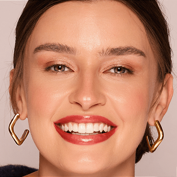 Argola Orgânica Média em Banho Acetinado Dourado