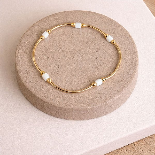 Pulseira Lumi - Com Canutilhos Orgânicos e Madrepérola em Banho de Ouro 18k