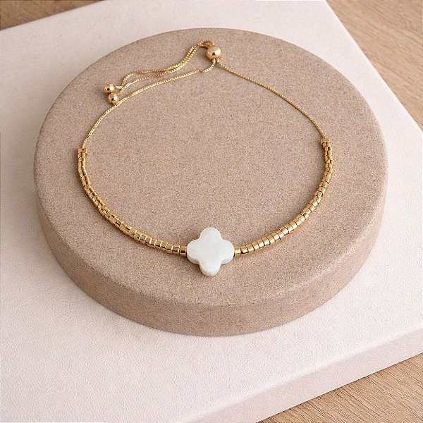 Pulseira Trevo – em Canutilhos Dourados e Pingente Trevo em Madrepérola