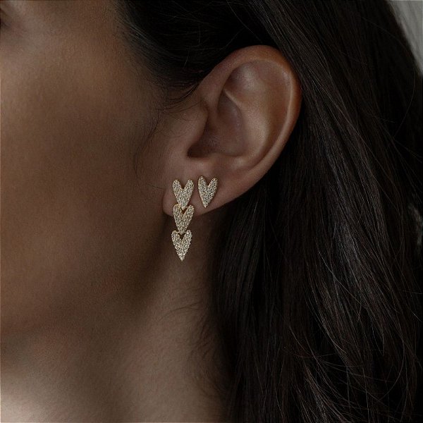 Brinco Coração Trio – em Três camadas Microcravejadas em Banho de Ouro 18K