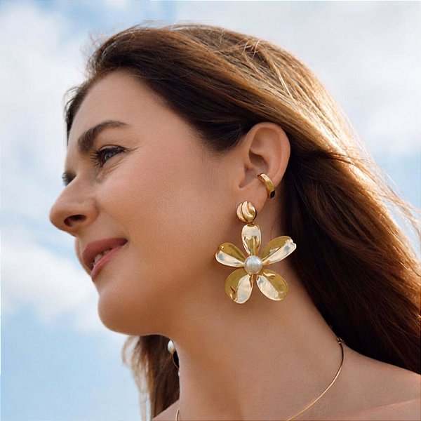 Brinco Blossom com Flor Escultural em Banho de Ouro 18k