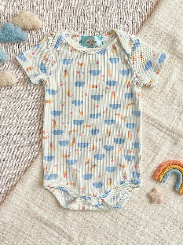 Body Bebê Canelado Nuvens Manga Curta Gola Americana