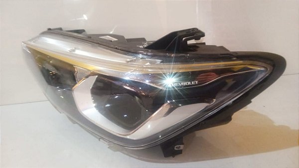 Farol Dianteiro Esquerdo Chevrolet Tracker 2021 a 2022