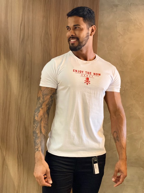 T-shirt branca Vency estampa alto relevo.