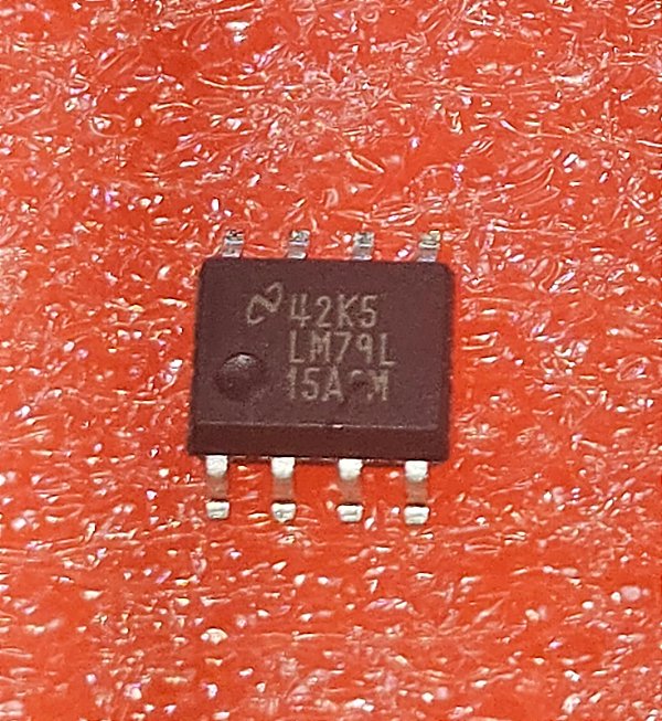 Regulador de tensão LM79L15ACM LM79L15 79L15