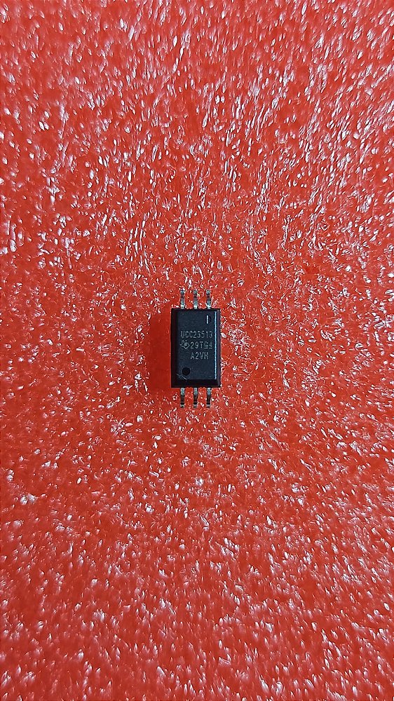 Circuito integrado  UCC23513