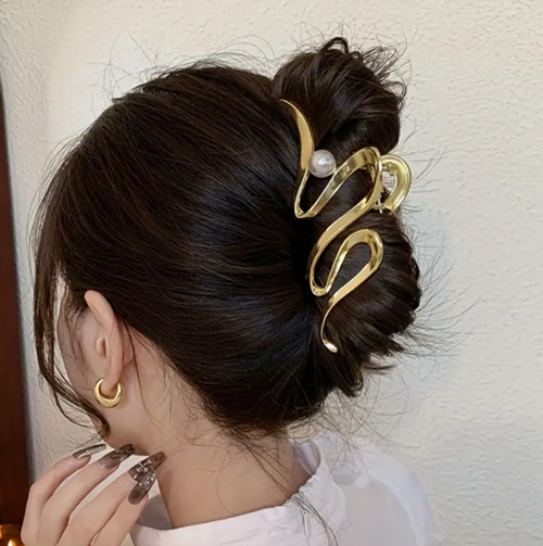 Piranha dourada com pérola