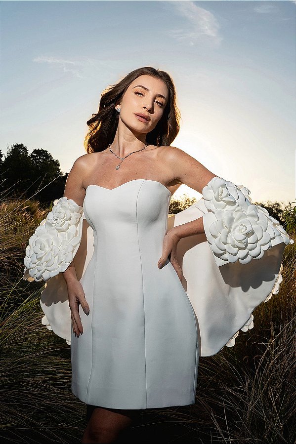 Vestido curto alfaiataria com capa em flores artesanais off white