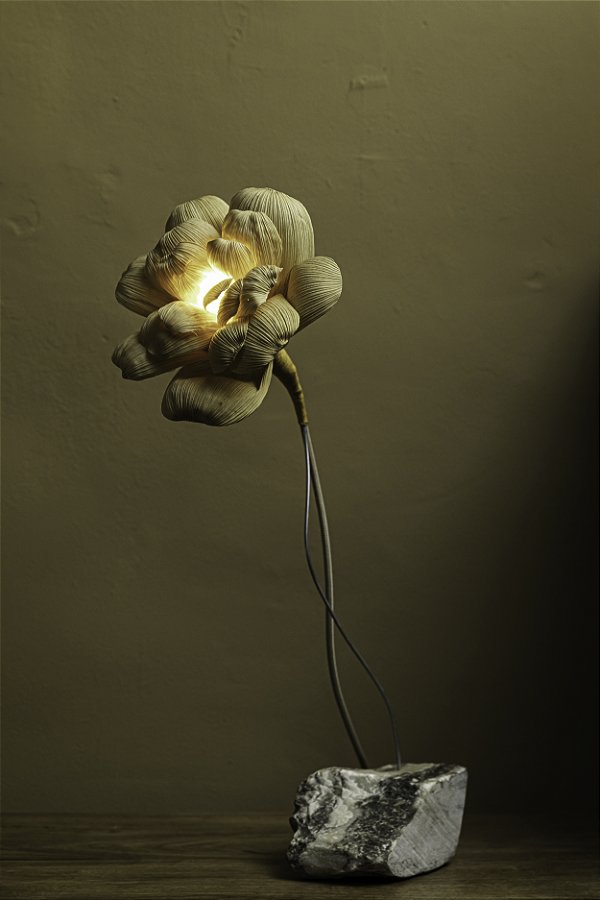 Luminária Flor com base de Pedra