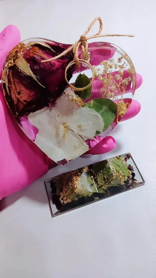 ROSAS E ALIANÇAS NA RESINA COM OU SEM FOTO 15 CM
