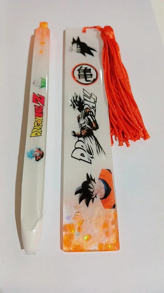 KIT MENINO PERSONAGEM CANETA E MARCA PAGINA