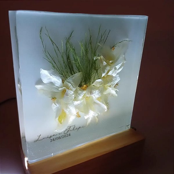 FLORES NA RESINA COM LED