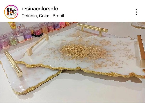 BANDEJA IRREGULAR DE RESINA COM ALÇAS METALICAS