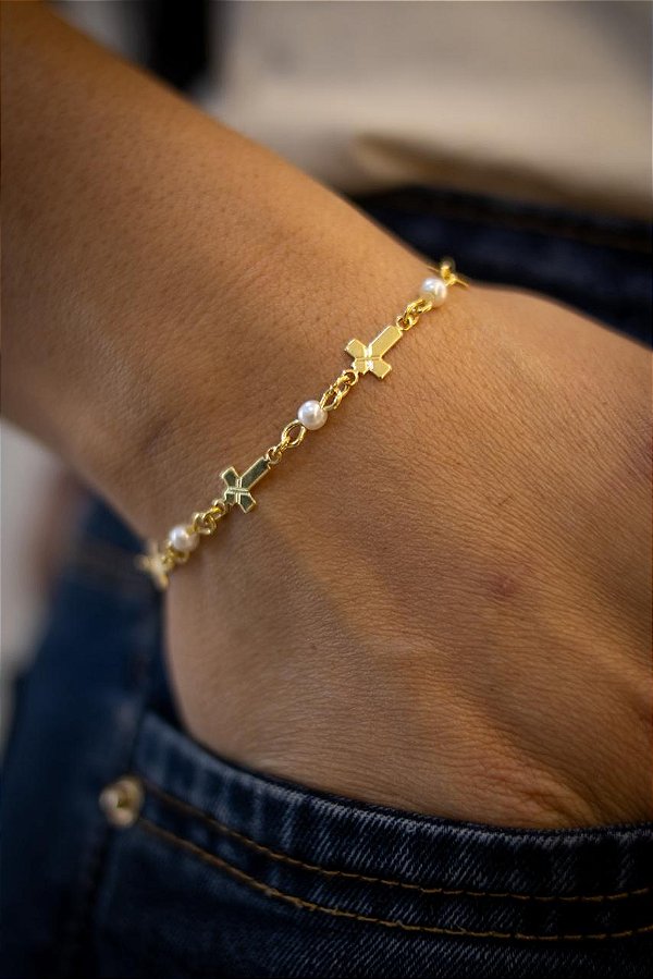 PULSEIRA CRUZ COM PÉROLAS - BANHADO A OURO