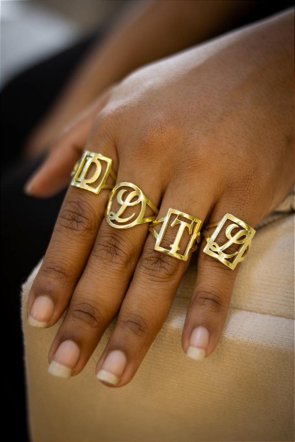 ANEL DE LETRA VAZADO - BANHADO A OURO