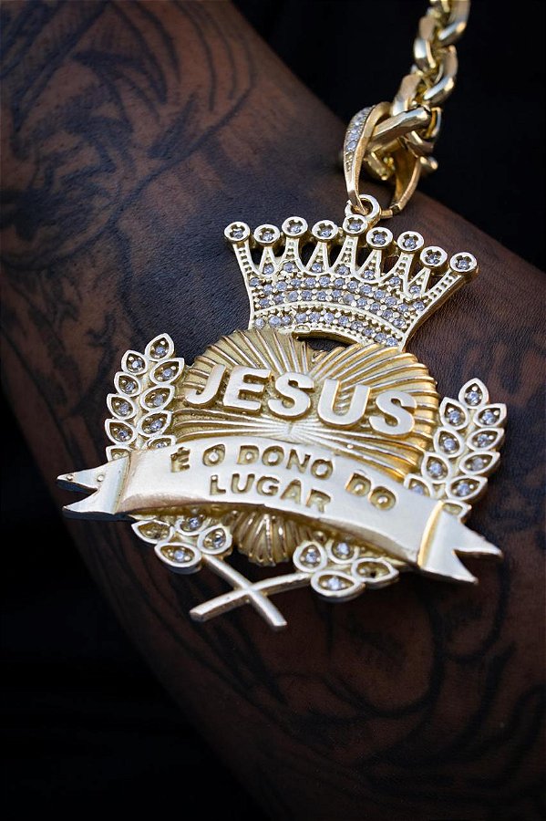 PINGENTE POZE JESUS É O DONO DO LUGAR CRAVEJADO COM ADEREÇOS - MOEDA ANTIGA
