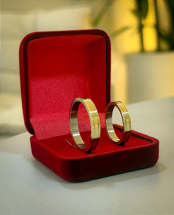 PAR DE ALIANÇA 2MM TRADICIONAL COM DOIS FRISOS E 1 PEDRA