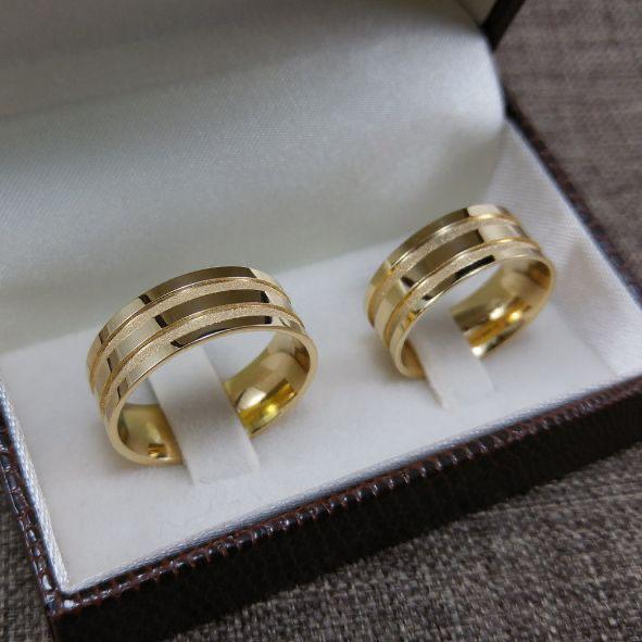 PAR DE ALIANÇA 8MM COM DOIS FRISOS FOSQUEADOS