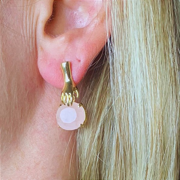 Brinco Quartzo Bruto Rosa Banhado Ouro - Maozinha  segurando a pedra