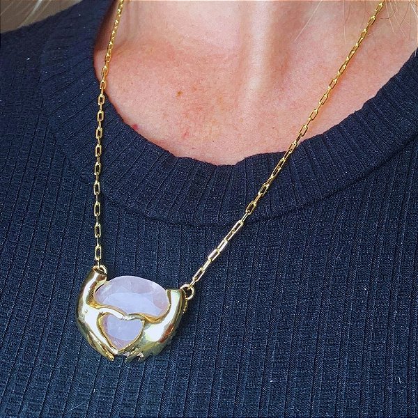 Colar Quartzo Branco Banhado Ouro - Maozinha  segurando a pedra