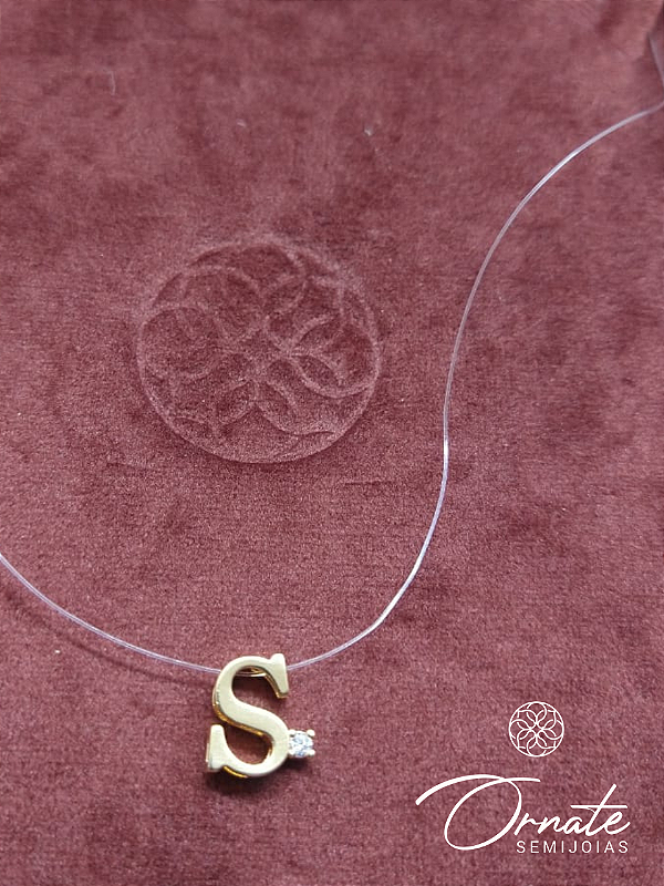 Colar Letra "S" com Fio Invisível