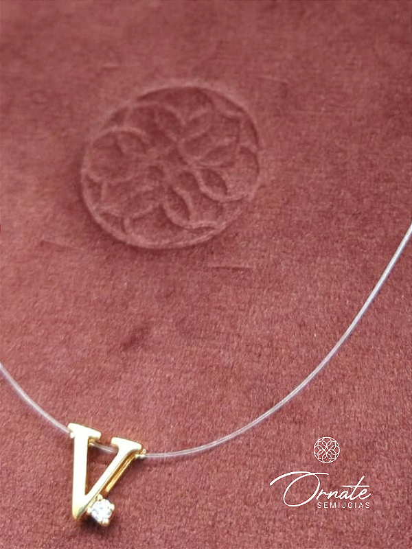 Colar Letra "V" com Fio Invisível