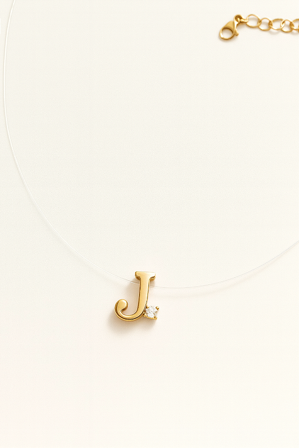 Colar Letra "J" com Fio Invisivel