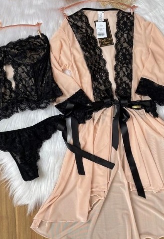 HOBBY BICOLOR EM TULE E RECORTES EM RENDA